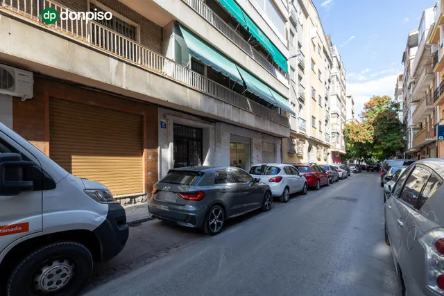 Local comercial junto a calle Alhamar. Ideal para oficina, despacho o almacén. Muy económico — 14