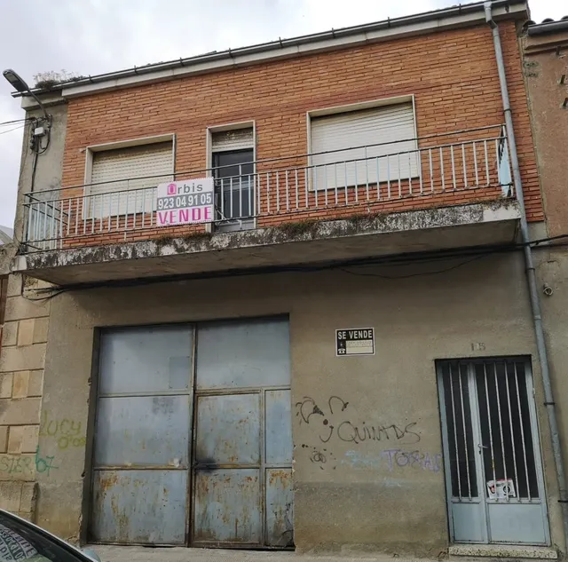 Urbis te ofrece una estupenda casa y local en venta en Vitigudino, Salamanca. — 2
