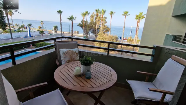 Apartamento Luminoso en Primera Línea de Playa con Vistas al