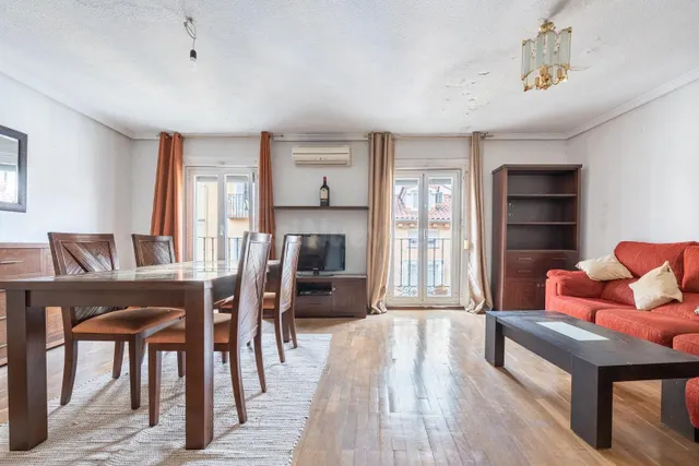 VIVIENDA CON MUCHAS POSIBILIDADES EN CALLE FUENCARRAL