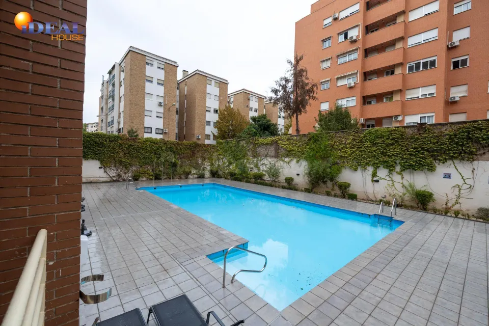 Piso de dos dormitorios en Sanders, en urbanización privada con piscina, pistas de padel, plaza de garaje y trastero