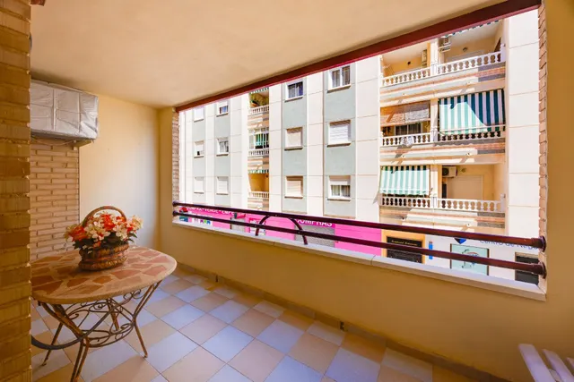 Gran piso de 4 dormitorios y dos baños en el corazón de Torrevieja, a menos de 500 metros del mar — 2