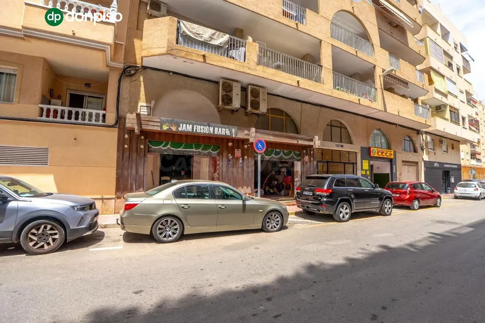 Local comercial de 188 m2 en Calle Mar Báltico, Torrevieja: espacio, ubicación y potencial para dos negocios