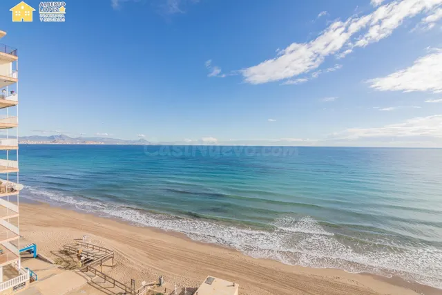 Apartamento en venta en primera línea de playa en Los Arenal - foto 2