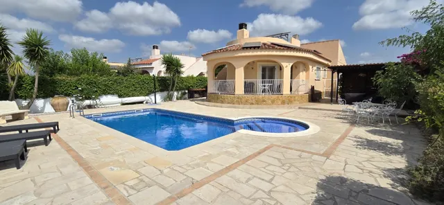 PRECIOSO CHALET INDEPENDIENTE MODERNIZADO EN UNA GRAN PARCEL