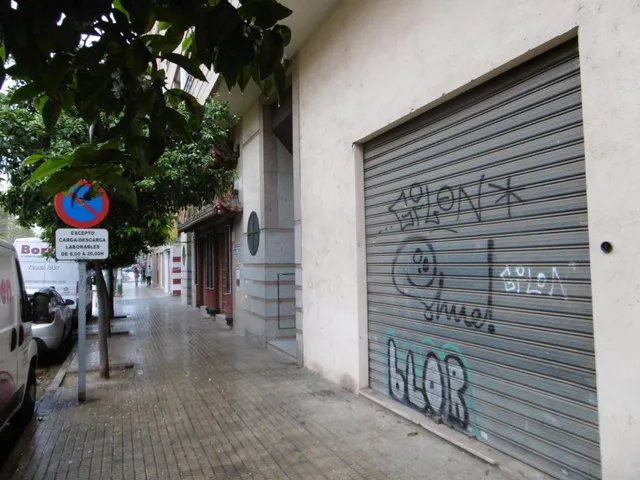 LOCAL AMPLIO CON FACHADA Y EN BUENA ZONA — 2