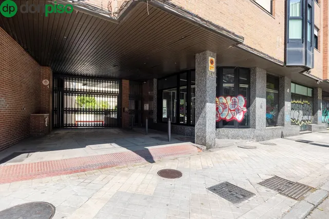 Amplio local comercial en Camino de Ronda — 8