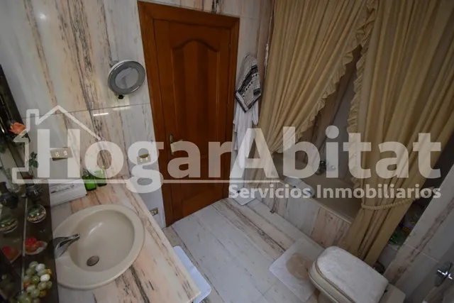 VILLA de 2 alturas con JARDÍN y PISCINA — 42