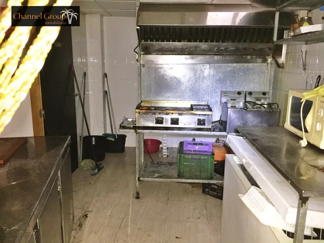 SE VENDE O TRASPASA BAR — 11