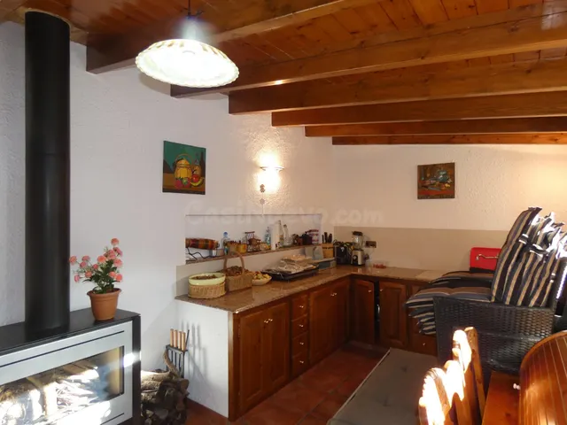 CALONGE: Edificio de 3 viviendas, + garages, con gran patio  - foto 4