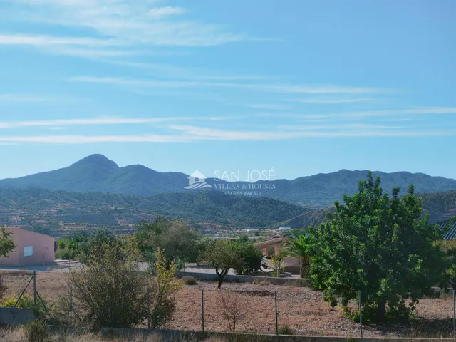 SE VENDE CHALET DE OBRA NUEVA AL LADO DEL PUEBLO DE MACISVENDA-ABANILLA — 38