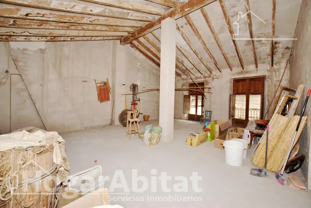 Amplia casa esquinera con terraza y trastero en el centro — 46