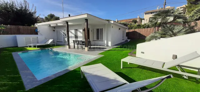 Casa con jardin piscina en alquiler en Vallpineda.Sitges