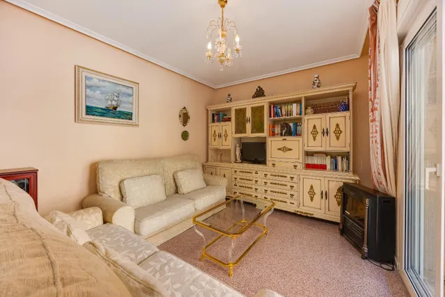 Amplio apartamento de 4 dormitorios en el corazón de Torrevieja — 9