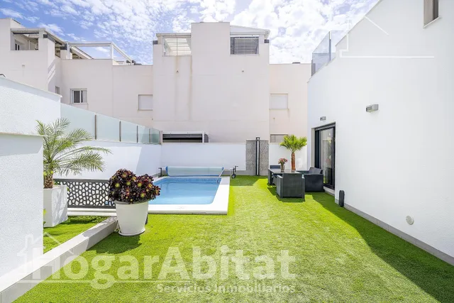 ¡EXTRAORDINARIO CHALET! AMPLIO Y SEMINUEVO CON PISCINA PRIVADA Y TRES TERRAZAS — 35