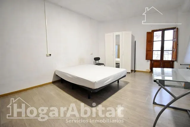 Casa luminosa y esquinera con balcón y dos terrazas, toda amueblada, en el centro — 13