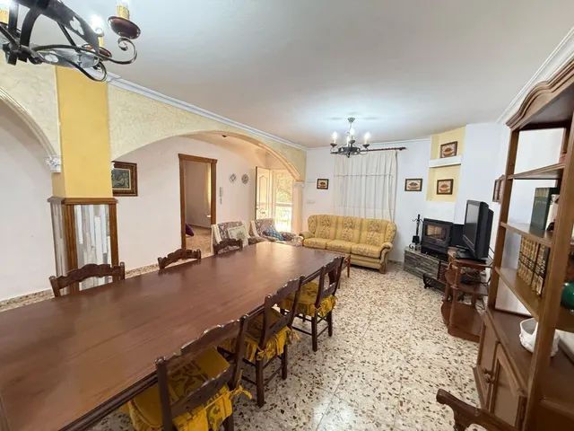 Encantador Chalet en Crevillente con Amplio Terreno y Piscina Propia — 5