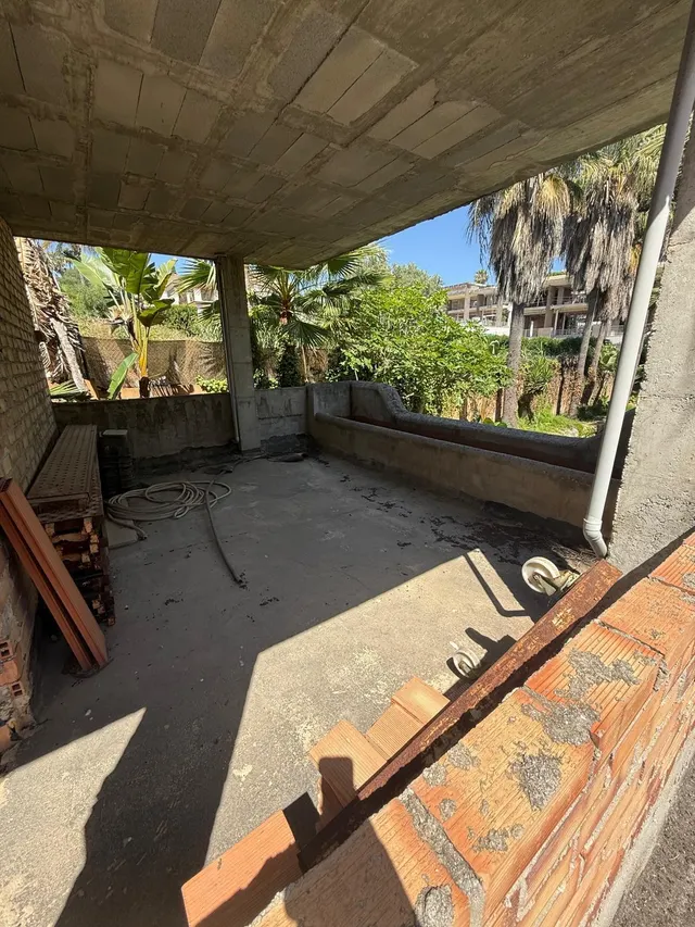 se vende 2 parcelas contiguas con casa en urbanizacion Atalaya rio Verde Marbella — 50
