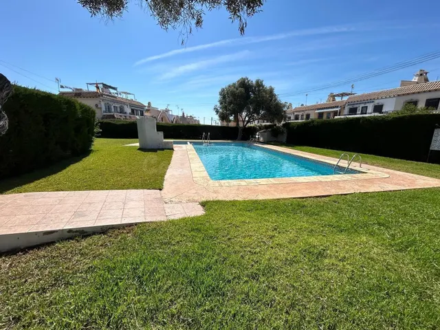 Bungalow en Planta Baja con Gran Jardín y Piscina en Torrevi - foto 3