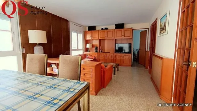 Edificio con local comercial y dos pisos independientes en c