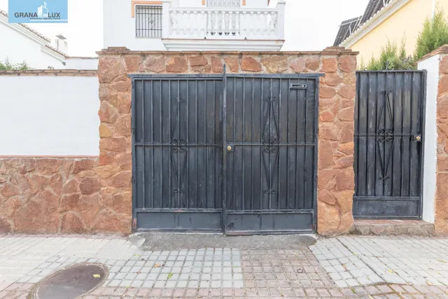 Casa independiente con piscina en La Zubia. — 41