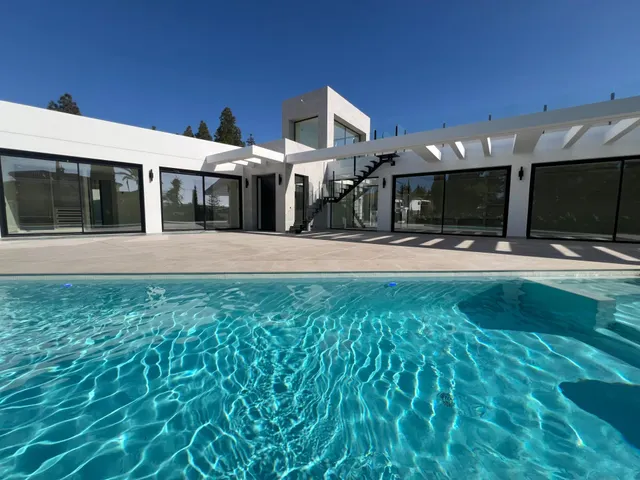ÚLTIMA VILLA DISPONIBLE. Piscina privada junto al mar en El Chaparral — 47