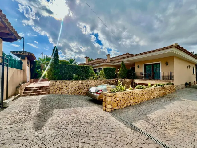 CHALET INDEPENDIENTE CON GRAN PARCELA Y PISCINA PRIVADA EN EL ALBIR, ALFAZ DEL PI — 46