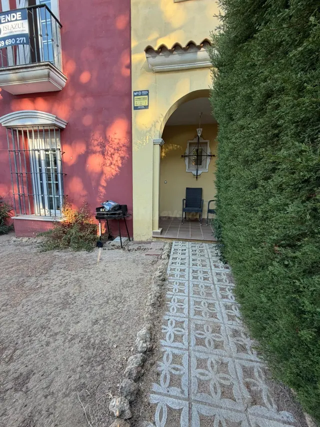 ADOSADO DE ESQUINA CON JARDÍN, DOS TERRAZA, DOS PLAZAS DE GA - foto 2