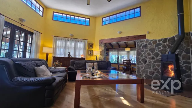 Hogar con encanto, jardín, piscina y espacios que enamoran.
