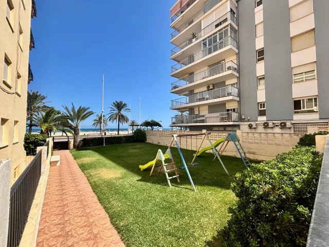 Apartamento en primera línea de playa de Gandia en residencial con piscina comunitaria, garaje y trastero. — 7