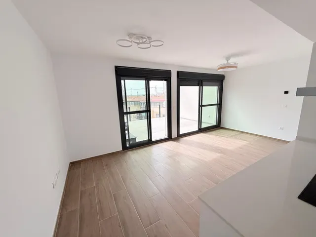 Luminoso apartamento semi-nuevo con terraza, piscina y parking — 8