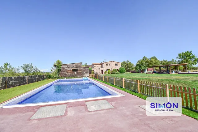 ESPECTACULAR masía, reformada y equipada con piscina, pádel,