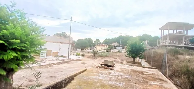 SE ALQUILA PARCELA VALLADA A DOS CALLES DE 3600 MTS2 CON NAVE DE 30O MTS2  EN VISTABELLA  A  10 KMS. DE TORREVIEJA — 6