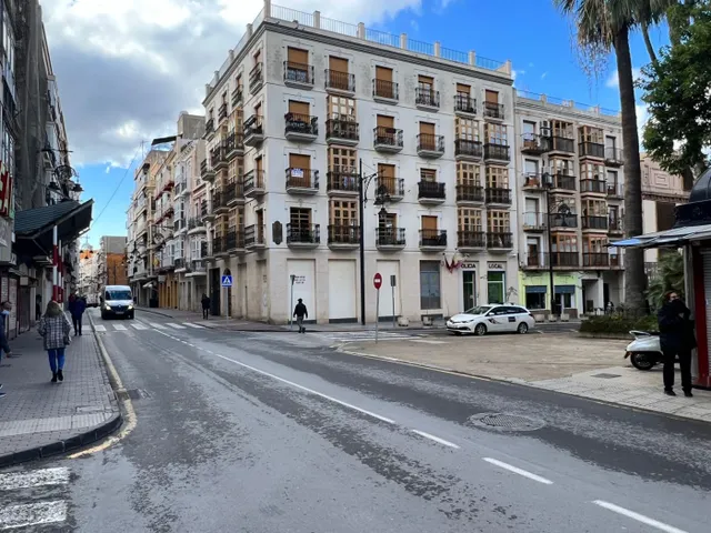Emprender en Cartagena Centro, tu mejor opción. Local Comercial con amplia fachada. — 4