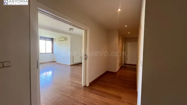 Piso sin amueblar con plaza de garaje junto a los Mondragone - foto 2