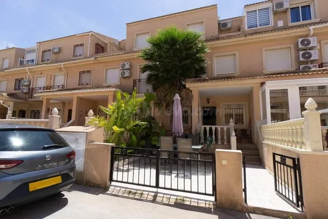 CASA ADOSADA CON PISCINA | PLAYA FLAMENCA / LA ZENIA