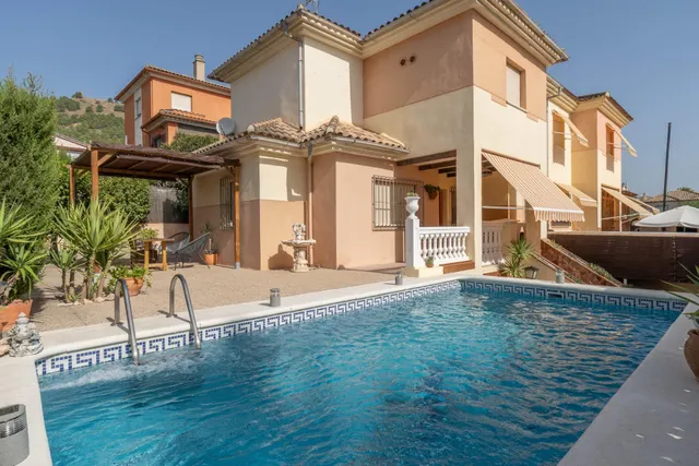 EXCLUSIVA VIVIENDA CON PISCINA PRIVADA EN URBANIZACIÓN "EL TORREÓN" EN ALBOLOTE. — 41