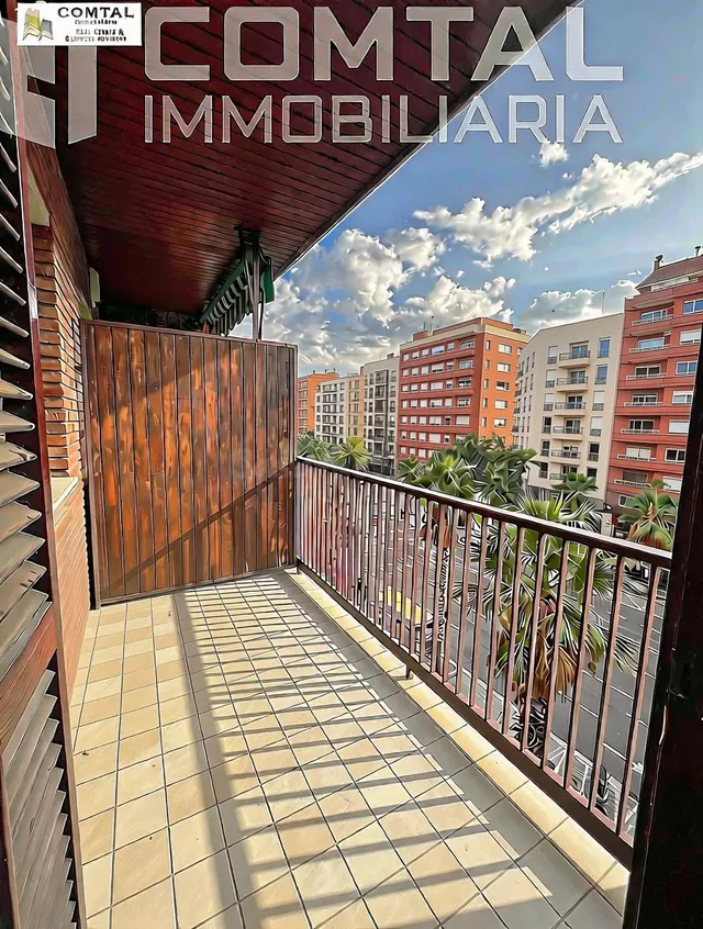 Piso de 4 habitaciones, 2 baños, con amplia terraza y ascens
