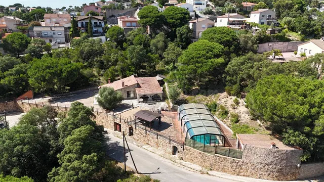 EXCLUSIVA VILLA CON PARCELA DE 4.709 m2 Y MÁXIMA PRIVACIDAD  - foto 3