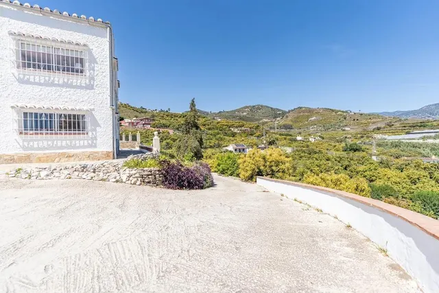 Villa exclusiva con piscina privada y casa de invitados independiente — 23