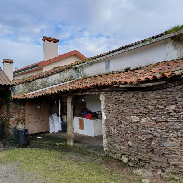 SE VENDE CASA DE ALDEA EN ARZUA PARA REFORMAR — 38