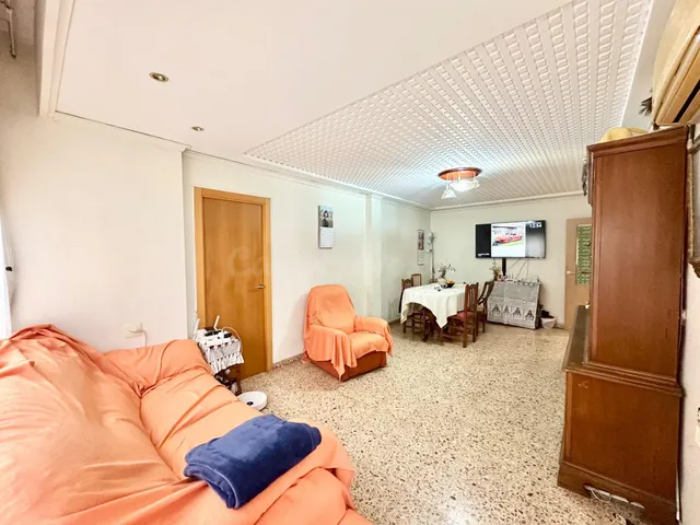 Amplio piso con balcón y 4 habitaciones en el centro de Carl - foto 4