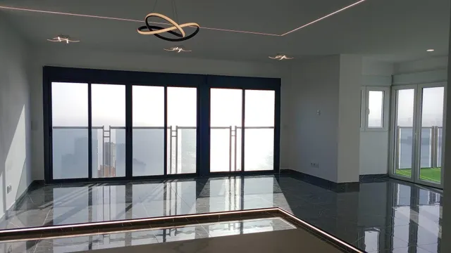 Impresionante Ático -Dúplex reformado de lujo y vistas magnificas al mar y bahía de Benidorm. — 12