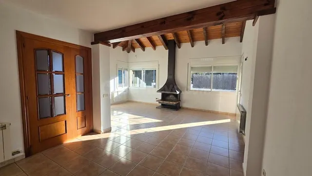 Chalet totalmente amueblado de 220 m2 rodeado de jardín llan - foto 3