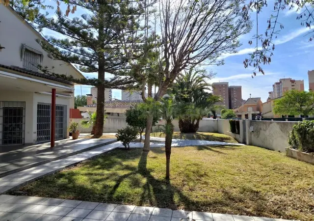 Villa privada con parcela de 700 m2 cerca del mar en Campoam - foto 2