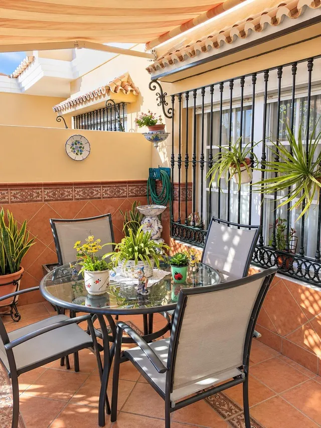 Chalet adosado con piscina y jardín en Urbanización San Luis - foto 2