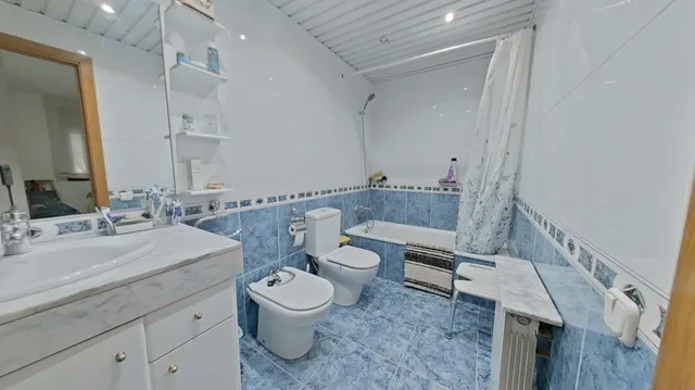 Seminuevo con terraza, piscina, parking y trastero — 18