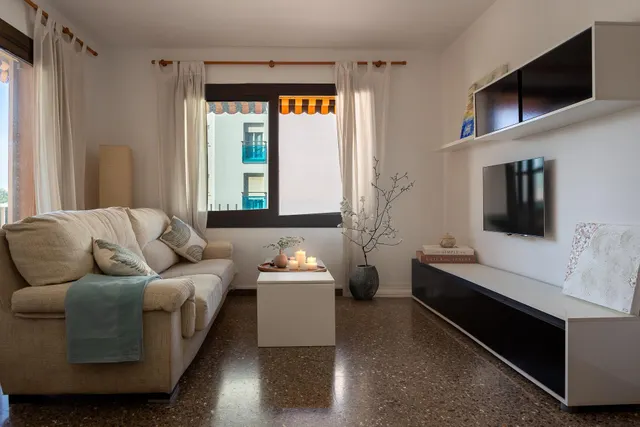 Piso de 3 dormitorios con terraza en el centro de Torredembarra — 4