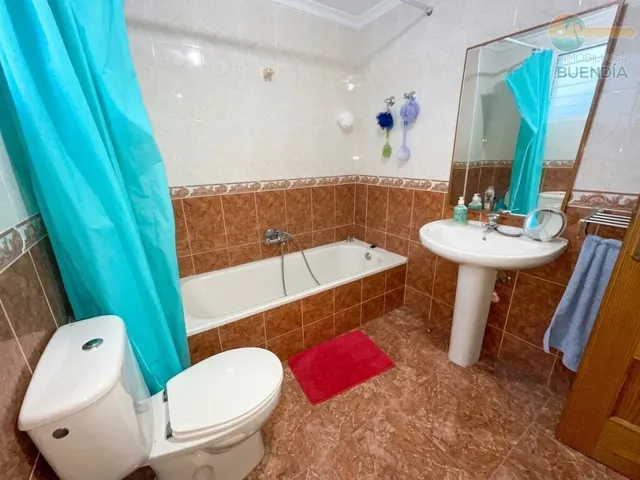 Piso de 3 dormitorios , garaje y trastero muy cercano a servicios — 27
