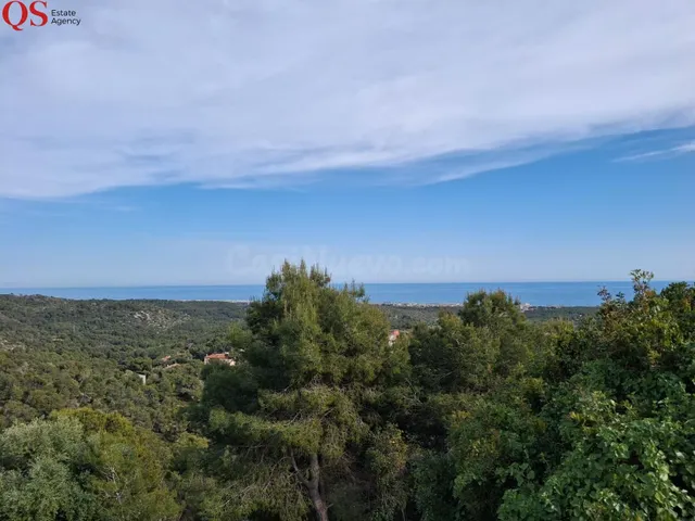 Terreno con vistas al mar y montaña en urbanización Los Jard